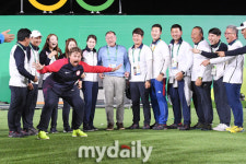 [MD포토] 동메달 브레디 엘리슨 한국선수단 그냥은 못보내