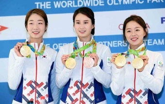 양궁여제 기보배·최미선 광주 홈경기서 시축 응원