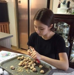 추석음식 준비 신세경, 집중한 표정도 예쁘네