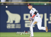 [MD포토] 오지환, 잡기 힘든 타구였어