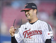 [MD포토] 허프, 안경 벗고 아재 미소