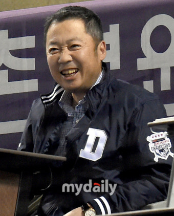 [MD포토] 두산 박정원 회장 '역전 투런홈런에 환한 미소'