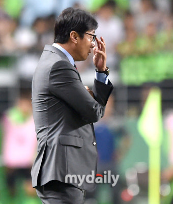 [MD포토] 황선홍 감독 '전북현대는 너무 강해'