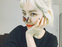 나비도 반한 꽃?…금발의 김새롬, 물오른 미모