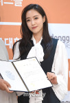 [MD포토] 함은정 '모교 위촉장 자랑스러워요'