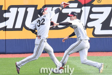 [MD포토] 이천웅,김용이 크로스 수비