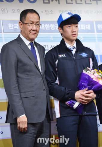 [MD포토] 박기원 감독 '대한항공 신인 김성민과 기념촬영'