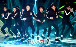 [MD포토] 팬타곤 무대가 꽉 차네