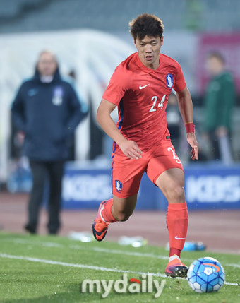 [MD포토] 황소 황희찬 '감독님이 지켜보고 있다'