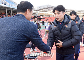 [MD포토] 변성환 감독대행 '최윤겸 감독과 양보 없는 승부 다짐'