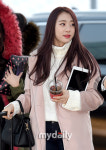 [MD포토] 아이오아이 유연정 커피와 태블릿PC는 필수