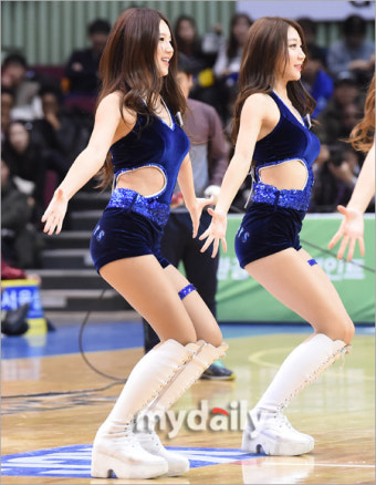[MD포토] 삼성 치어리더 '옆구리가 시려워'