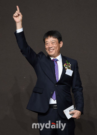 [MD포토] 이민호 심판 '타자를 위한 홈런 포즈'