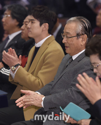 [MD포토] 이순재-유연석 '박수 치는 스승과 제자'
