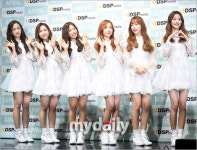 [MD포토] 에이프릴 멤버 모두가 조명탑 미모
