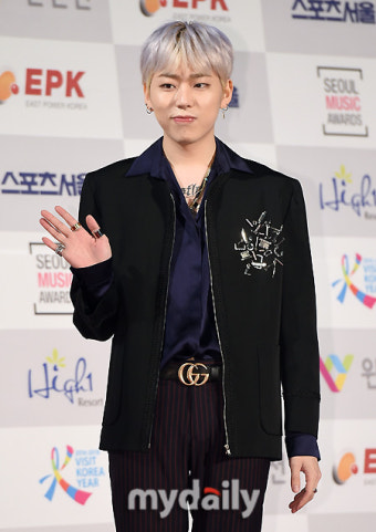 [MD포토] 지코 '꽃미남의 손인사'