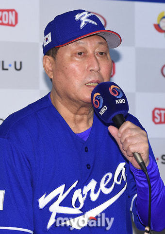 [MD포토] 인사말 하는 WBC 김인식 감독