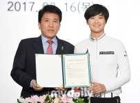 [MD포토] 박성현 떨리는 메인스폰서 계약