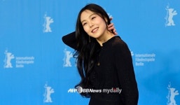 [베를린영화제]‘밤의 해변에서 혼자’, “홍상수 최고작” 호평 쏟아져