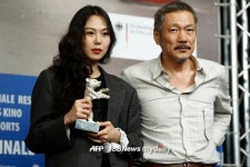 ‘베를린 여왕’ 김민희 “홍상수 감독님, 존경하고 사랑합니다”