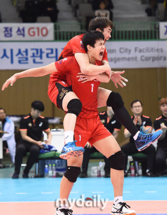 [MD포토] 서재덕,전광인 '대한항공 정규리그우승은 어림없어'