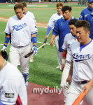 [MD포토] WBC 첫 경기 패배에 고개숙인 야구대표팀