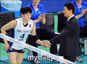 [MD포토] 김희진, '감독님과 손 터치!'
