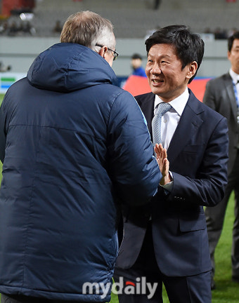[MD포토] 정몽규 회장 '슈틸리케 감독, 승리를 부탁해'