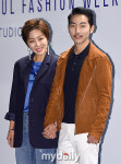 [MD포토] 나르샤 남편 손 꼭 잡고