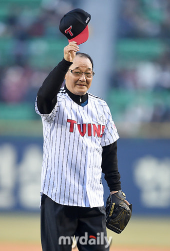 [MD포토] 이광환 전 감독 'LG에게 좋은 일만 있기를'