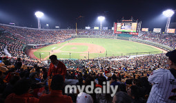 [MD포토] 뜨거운 열기 찾은 부산 사직야구장