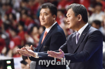 [MD포토] 유재학 감독 '1차전에서 밀리면 안된다'