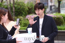 [MD포토] 커피 나눠주는 준호 따뜻한 팬 서비스는 덤