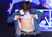 [MD포토] 맵식스 제이빈 초콜릿 복근