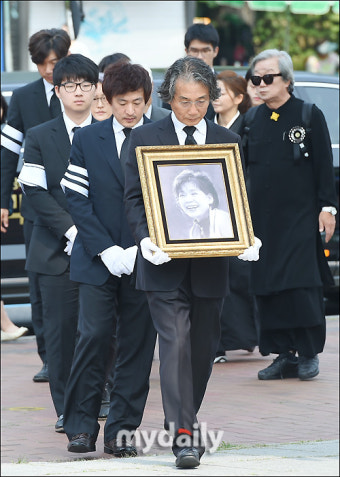 [MD포토] 대학로 마로니에 공원 향하는 故윤소정