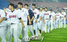 [MD포토] 두산 '힘겨운 상황에도 대승'