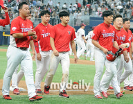 [MD포토] KIA '6연승 마감에 아쉬운 발걸음'