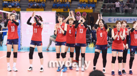 [MD포토] 여자배구대표팀 카자흐스탄 완승에 함박 웃음