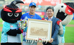 [MD포토] 이승엽 수원 화성 축조 아트램프를 선물 받으며