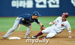 [MD포토] 손시헌 경기 종료하는 태그아웃