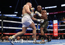 ‘세기의 슈퍼매치’ 메이웨더, 맥그리거에 10R TKO승…50전 무패