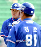 [MD포토] 이현동 데뷔 첫 안타에 이어 2호 안타까지