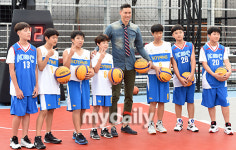[MD포토] 이승준 '3대3 농구 꿈나무들과 기념촬영'