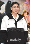 [MD포토] 지코 팬 함성에 웃음짓는 미소