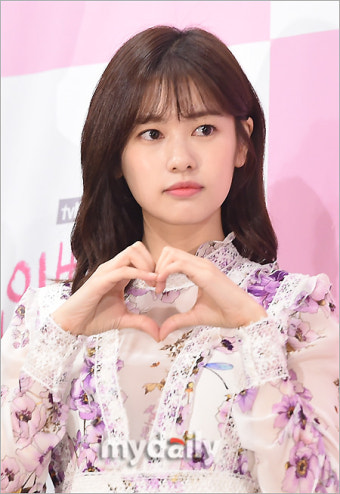 [MD포토] 정소민 '완벽 하트 포즈'