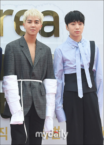 [MD포토] 위너 송민호-강승윤, '오늘 패션 아무나 못해'