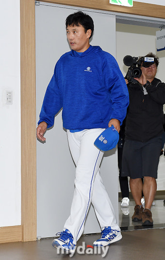 [MD포토] 은퇴 기자회견 참석하는 이승엽
