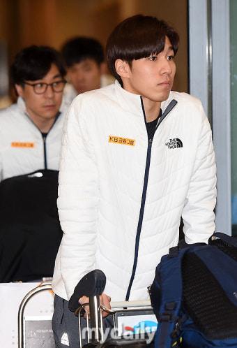 [MD포토] 귀국하는 황대헌 '금메달 따고 왔어요'