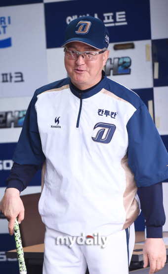 [MD포토] 미소짓는 김경문 감독 '3차전 예감이 좋아요'