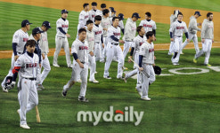[MD포토] 두산 허무한 패배에 무거운 발걸음